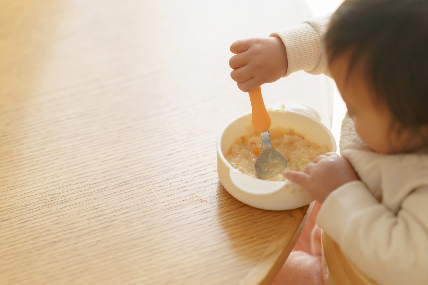 離乳食を食べる赤ちゃん