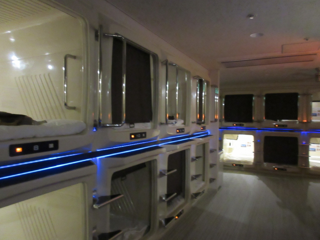 カプセルルームは清潔な感じ