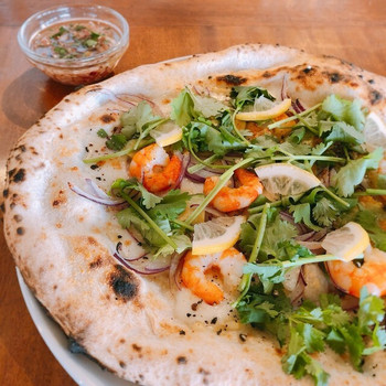 「pizzeria da ENZO」 料理 81666478 えびとアボカドのエスニックピッツァ