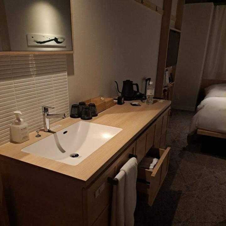 客室はコンパクトながらも、快適に過ごせる工夫がたくさん。「マットレスがエアウィーヴで寝心地が良かったです。あと、ハンガーがたくさんあったのも個人的には嬉しいと思いました」とのこと / 2