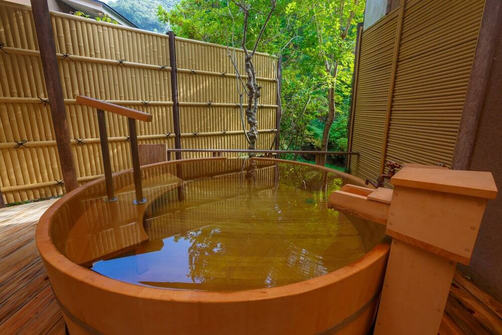 源泉かけ流しの露天風呂付き「離れ」で贅沢しよう3392631