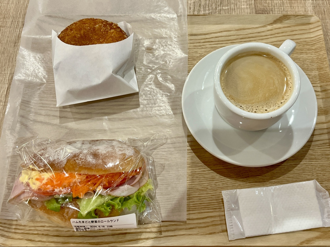 朝食です。ハム玉子野菜のロールサンドとカレーパン