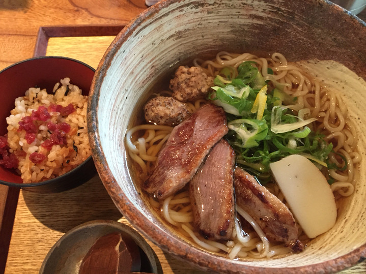 「うどん山長」料理 952933 鴨南蛮うどんとひじきと梅の炊き込みご飯(2015,04)