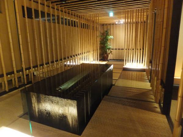 水と緑に包まれた館内で
チェックイン / 3