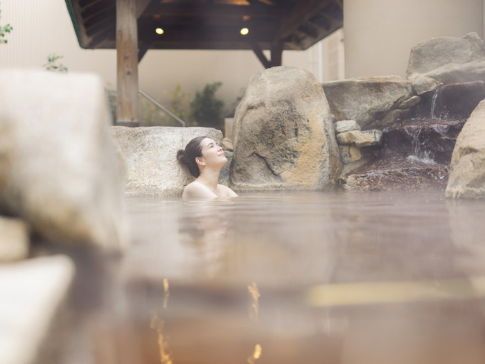 天然温泉は2種類の湯温。ゆっくり浸かれる約38度と、しっかり温まれる約43度の「あつ湯」です