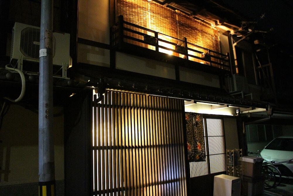 施設の正面 (日没後)