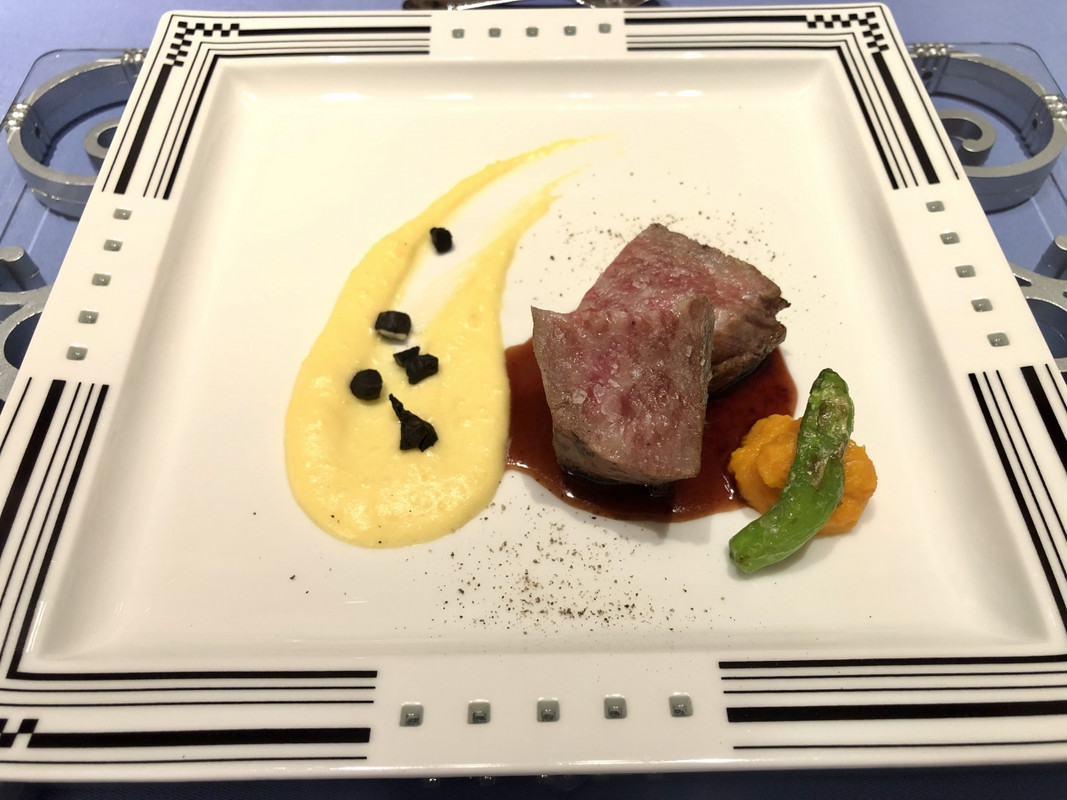 メインの長崎和牛。ほぼ全ての料理に地元食材が使われています。