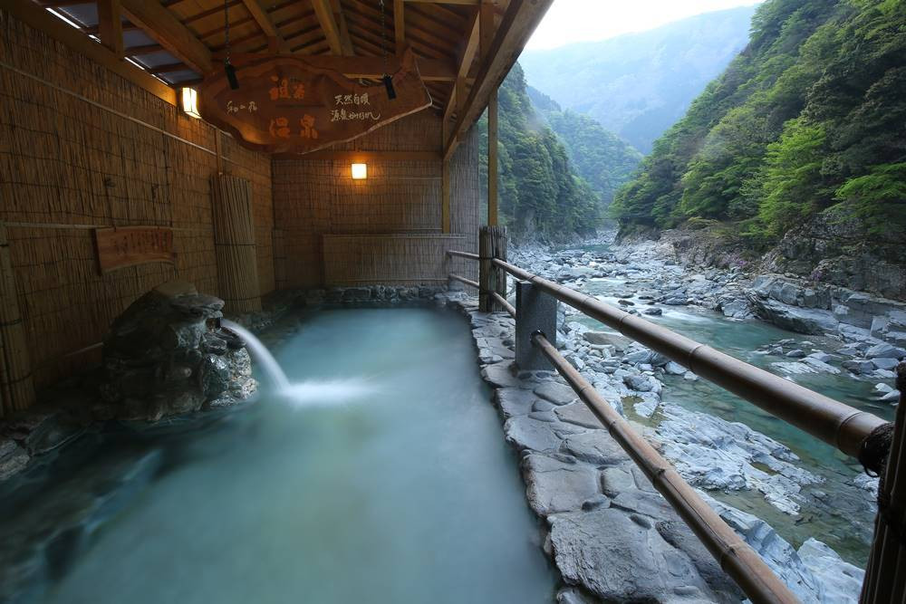 露天風呂で渓流のせせらぎに癒されよう3516323