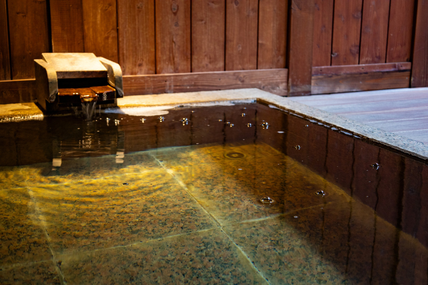 和風で趣のある旅館、ホテル、宿の源泉掛け流しの貸切露天風呂・家族風呂・昼の温泉（千葉県）