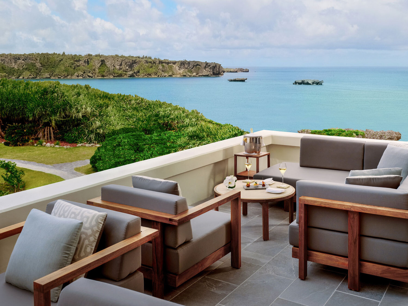 沖縄の海を一望できる特別なラウンジへ3263464