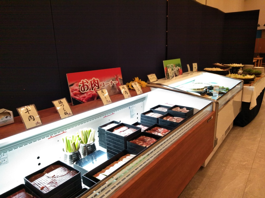 夕食のしゃぶしゃぶの食材コーナーです。