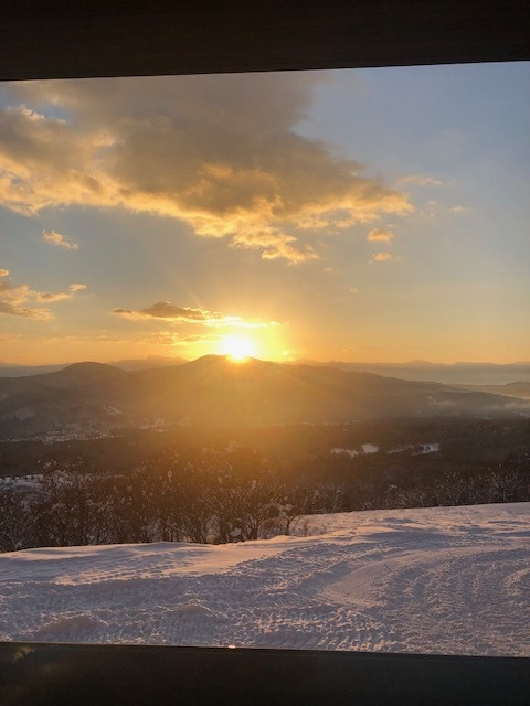 部屋露天風呂からの朝日です