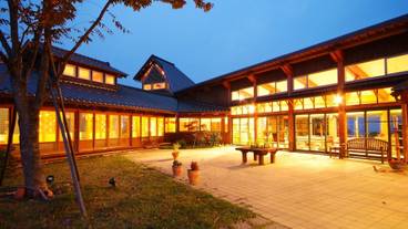 施設の正面 (日没後) / 1