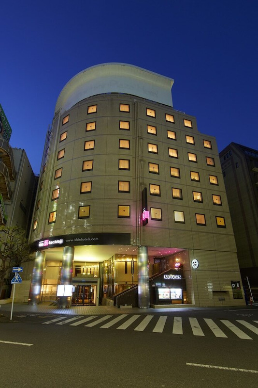 施設の正面 (日没後)