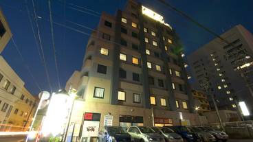 施設の正面 (日没後) / 2