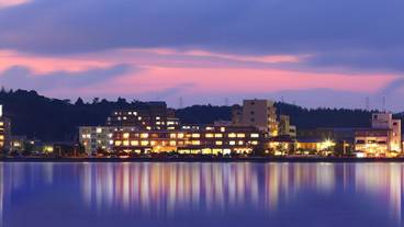 施設の正面 (日没後) / 1