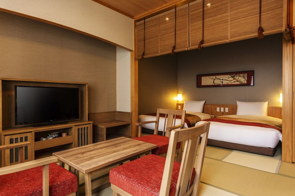 広々とした収納付きのお部屋で寛ぐ3490561