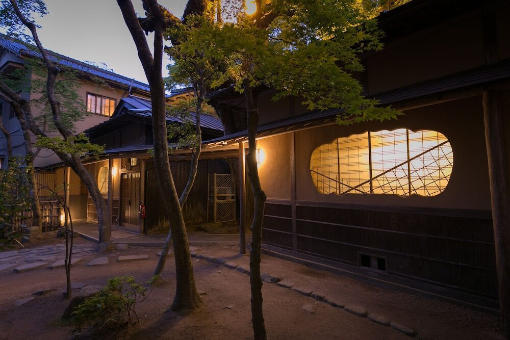 施設の正面 (日没後)