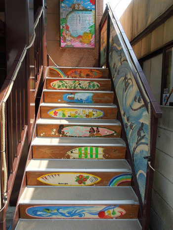 「ホノルル食堂」外観 1017675 色鮮やかな非常階段を上るとお店