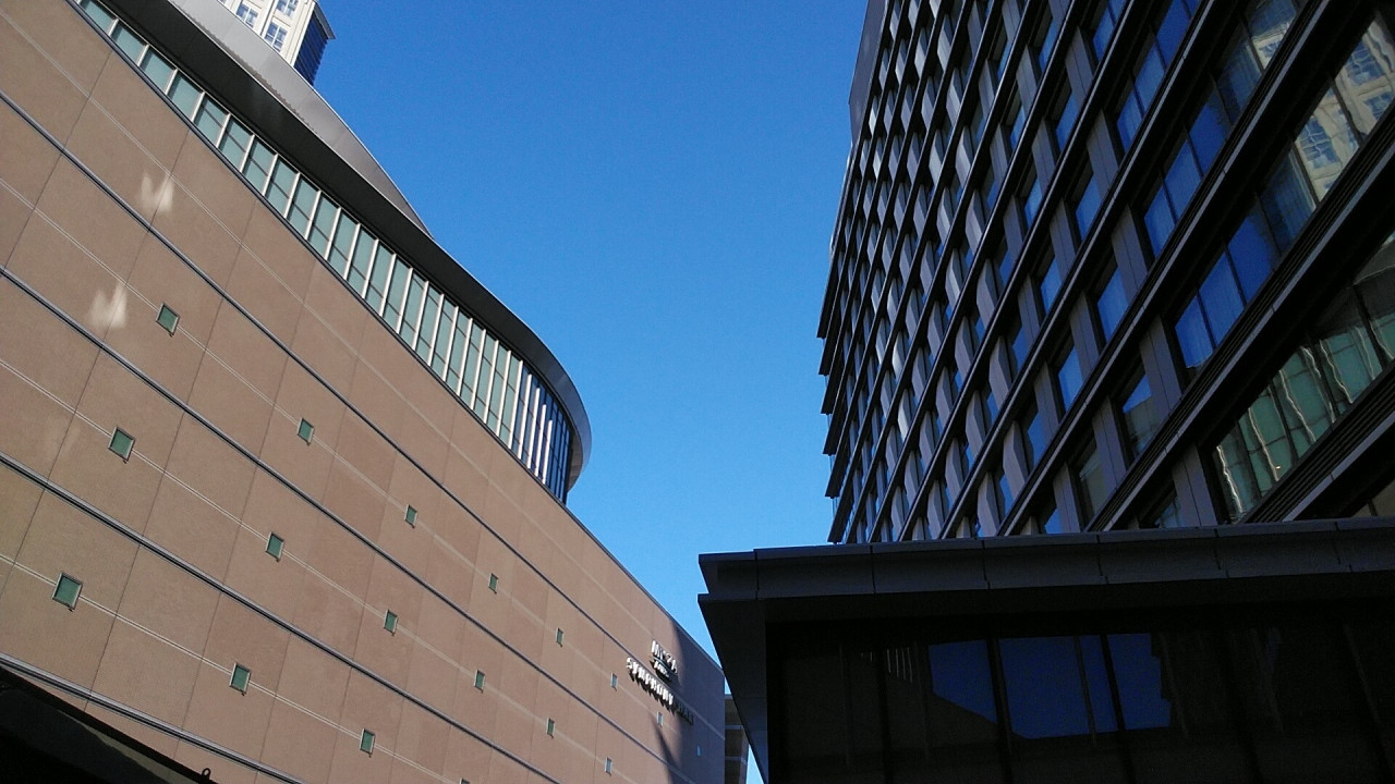 ホテルは右側、左はリミューザシンフォニーホール