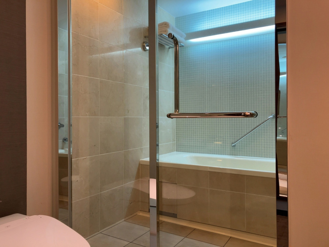 奥は洗い場付きの浴槽