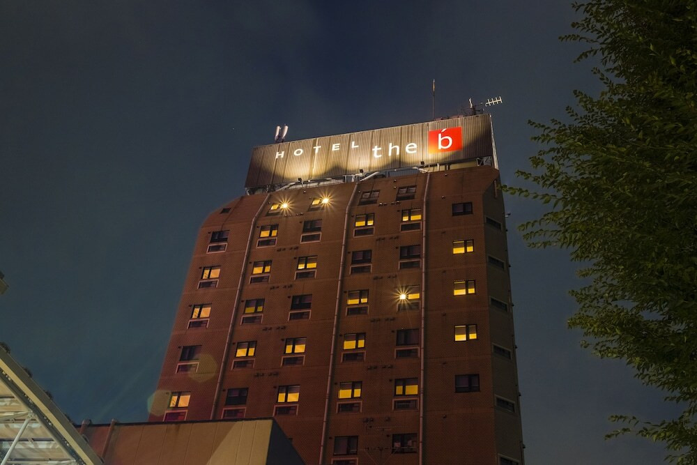 施設の正面 (日没後)