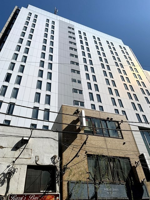 １階にはローソン、２階にはルノアールがあります