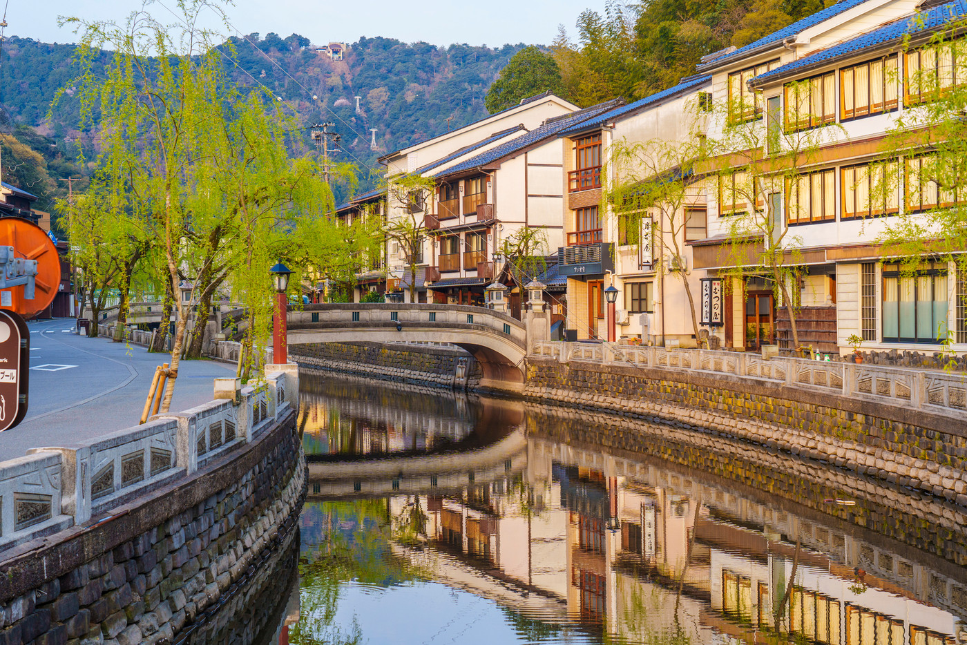 早朝の城崎温泉の町並み　風情ある枝垂れ柳