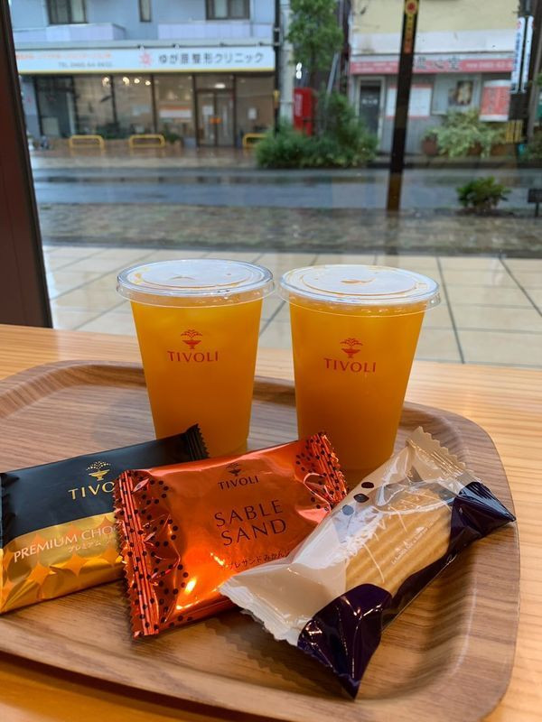 「ちぼり湯河原スイーツファクトリー湯河原本店」のドリンクとスイーツ。焼き菓子が充実しておりクッキー食べ放題も / 4
