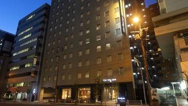 施設の正面 (日没後) / 4