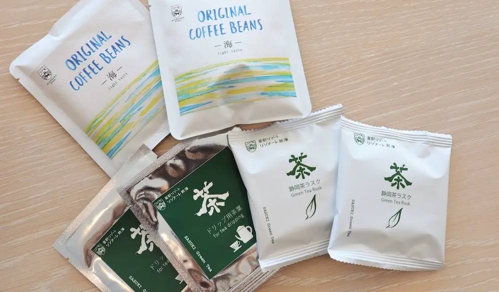 お部屋で静岡を味わい尽くせるのも嬉しいところ。オリジナルコーヒーや静岡県産の煎茶、お茶菓子「静岡茶ラスク」など、こだわりを感じられます。