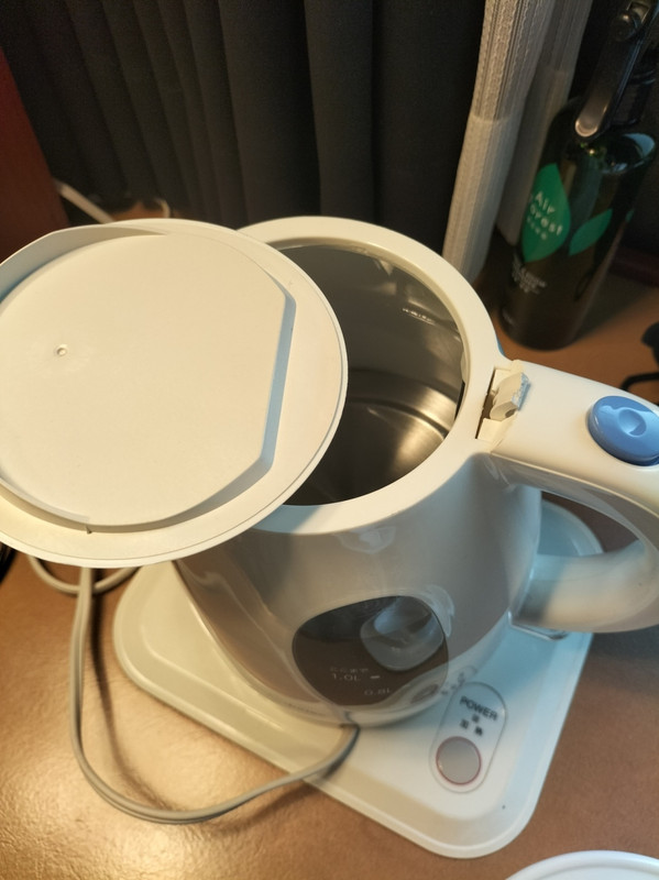 蓋が割れて壊れており、お湯を投入する際に火傷しかかりました