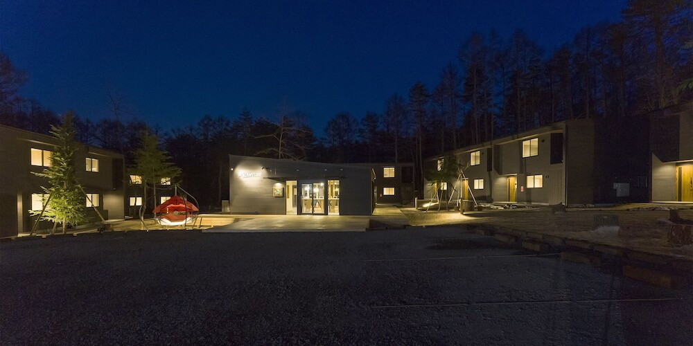 施設の正面 (日没後)