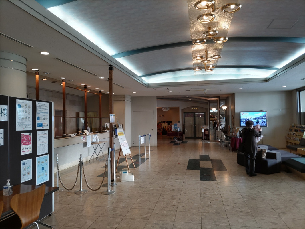 1階ロビー。右奥にレストラン