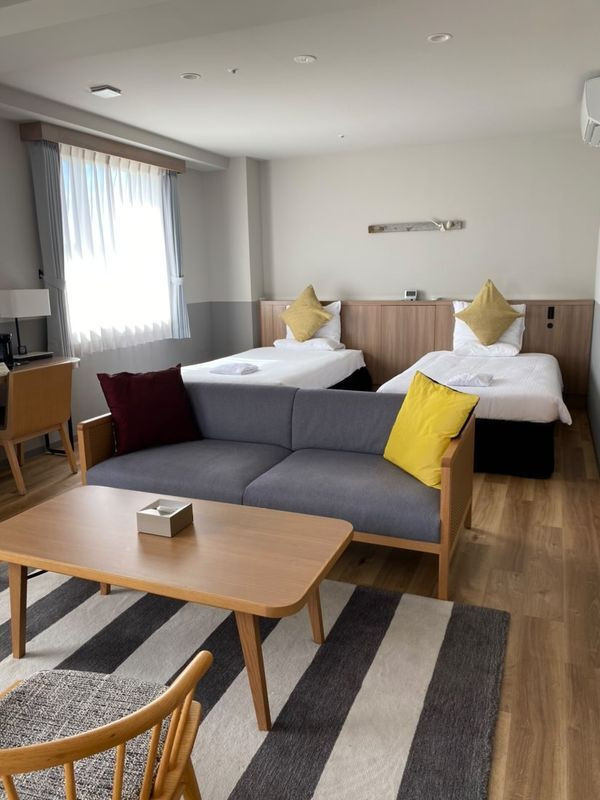 「コーラルバルコニー」の寝室。ツインベッドで2人旅にぴったり / 1