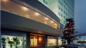 施設の正面 (日没後) / 1