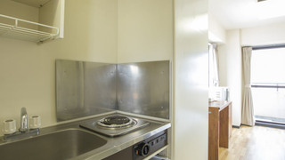 セミダブルルーム (ハウスキーピングは有料オプション)