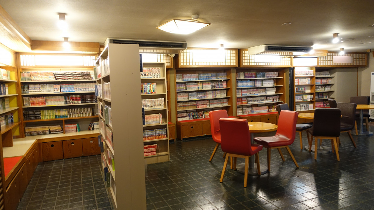 コミック本が並ぶ休憩室