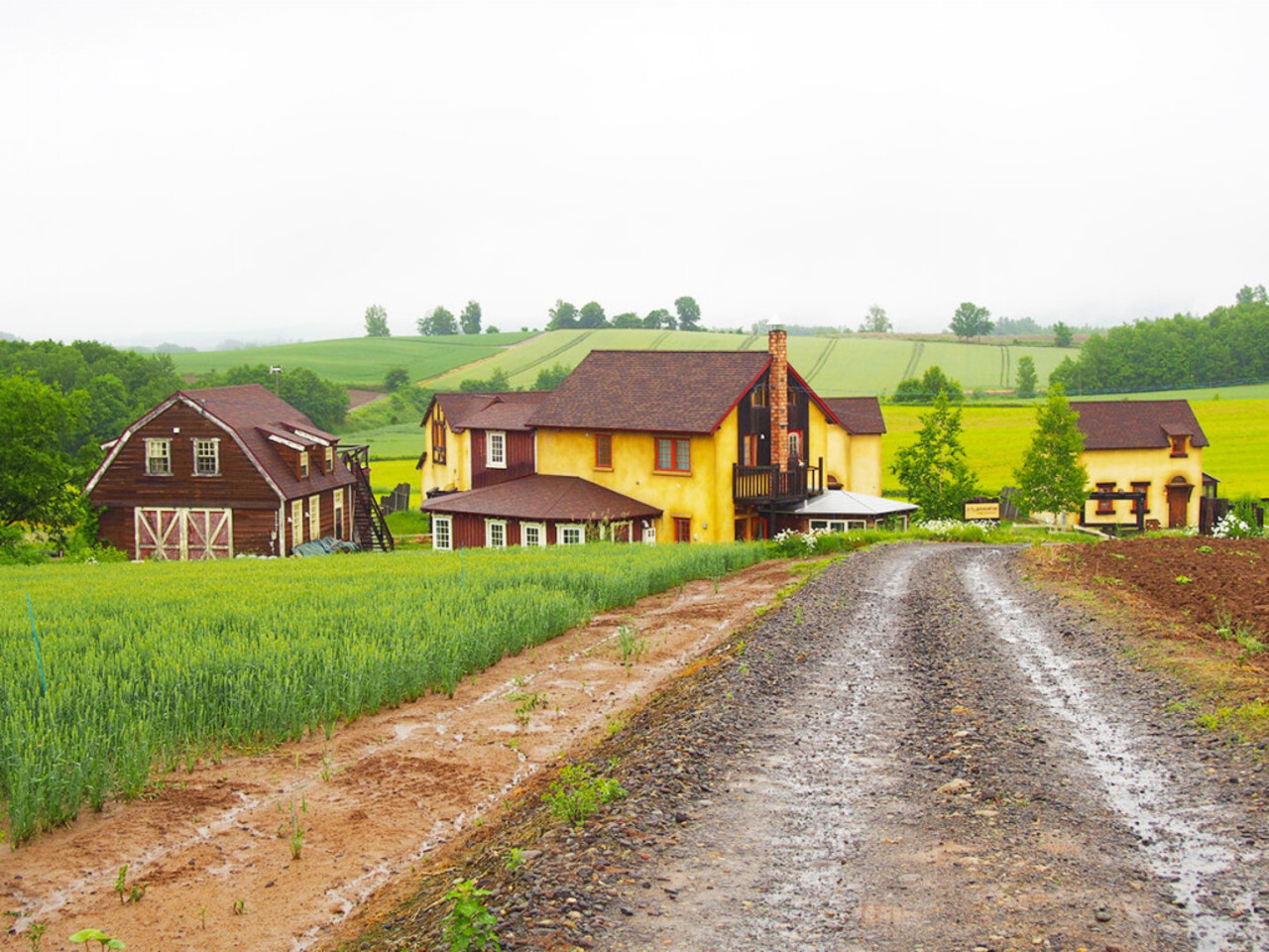 おとぎ話の世界に迷い込んだかのような丘の中の小さな村4287647