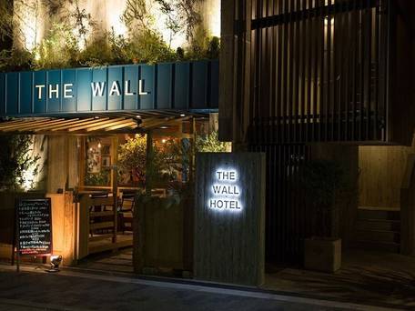 THE WALL HOTEL / 1
