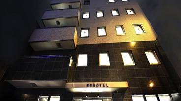 施設の正面 (日没後) / 2