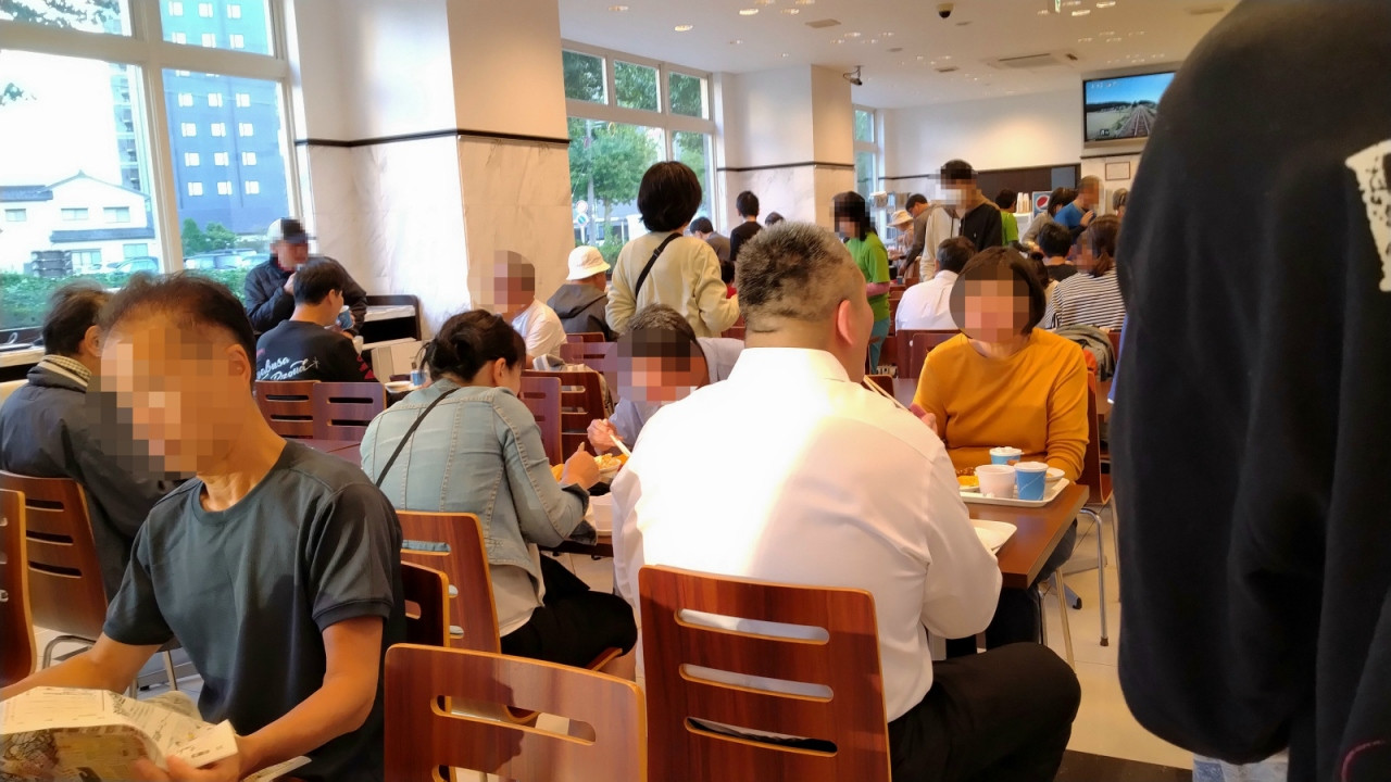 ロビーでの食事はやはり落ち着かない