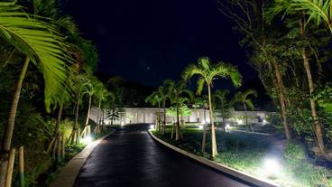 施設の正面 (日没後) / 2