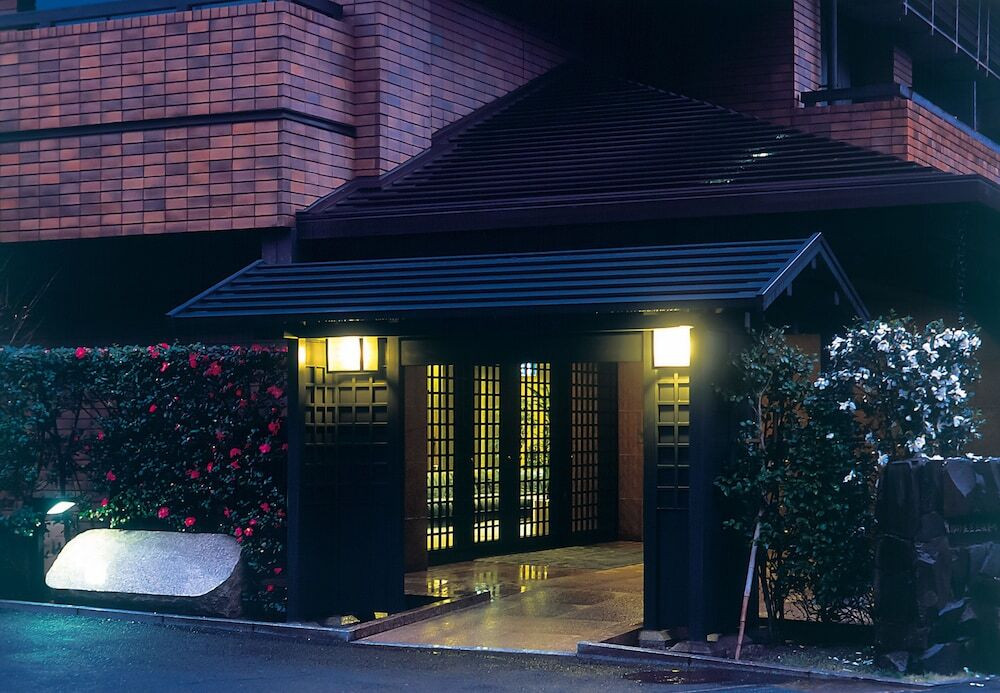 施設の正面 (日没後)