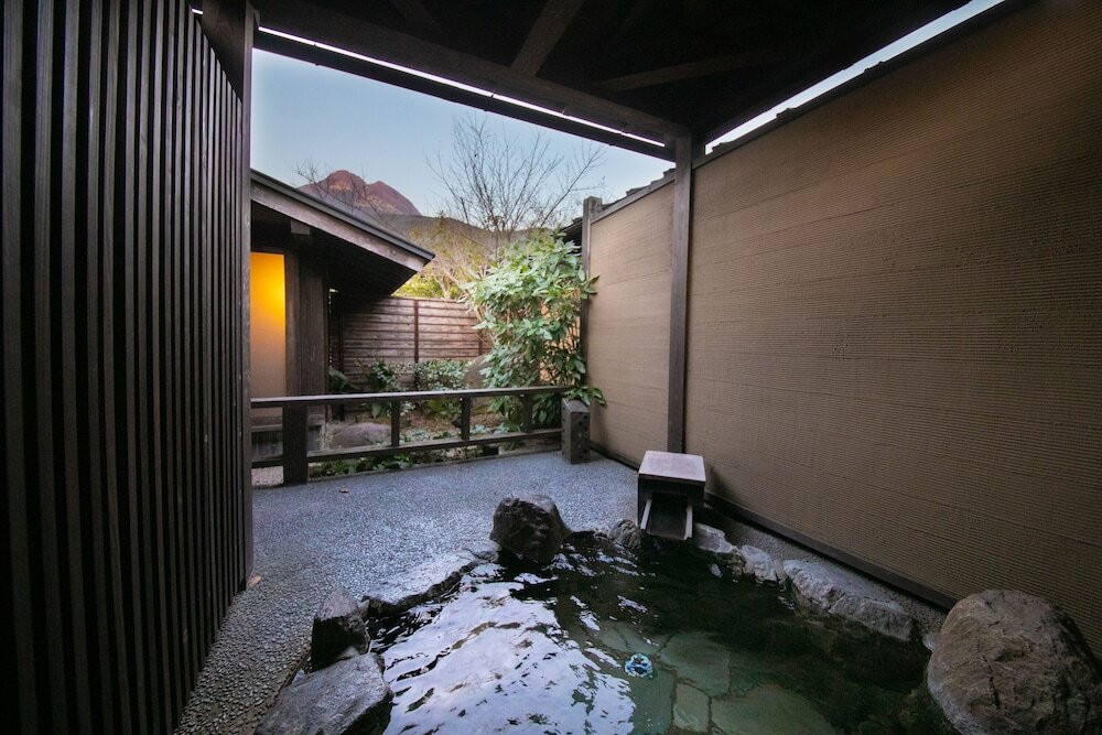椿／由布岳を望む半露天風呂