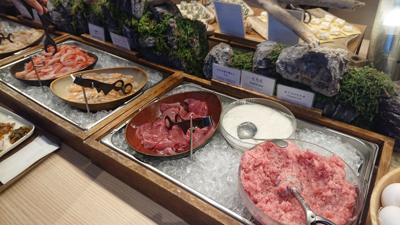 豪華な朝食の海鮮丼の具材