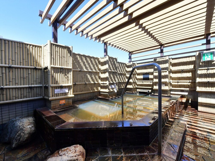 お風呂は空が近く、ビジネス街の中心にいることを忘れそうな空間