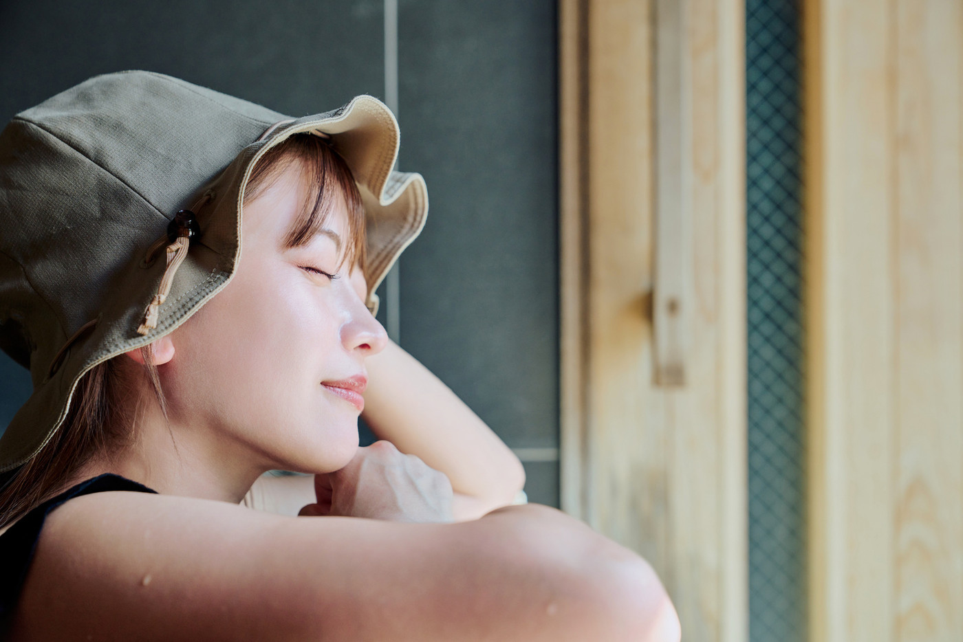 水風呂に入る女性