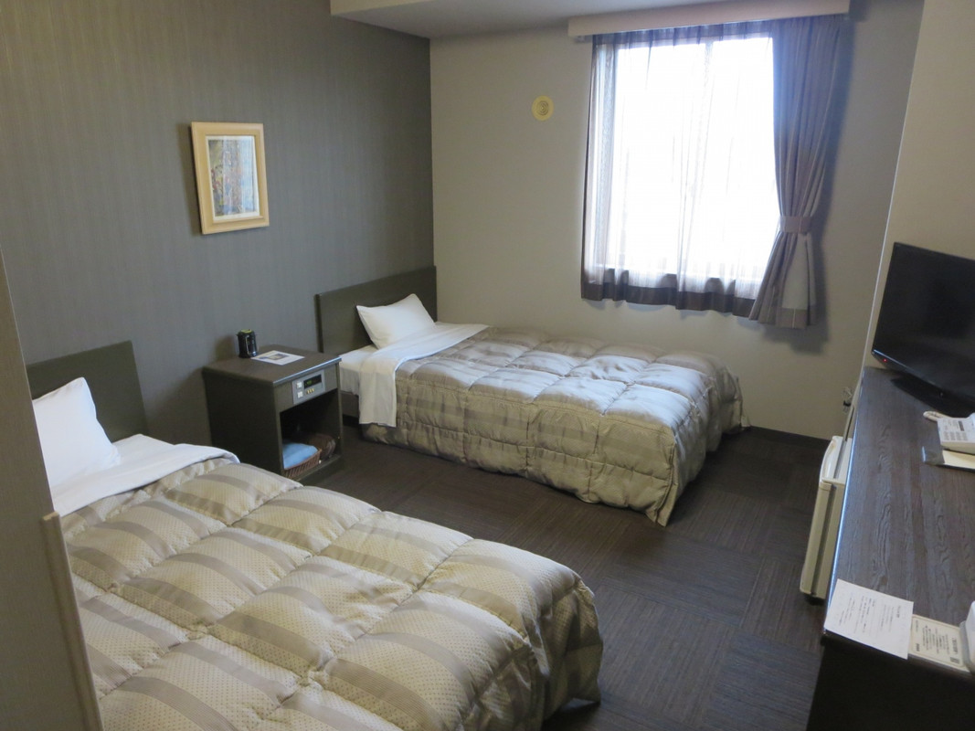 客室内は広くて壁紙を張り替えてきれいでした。