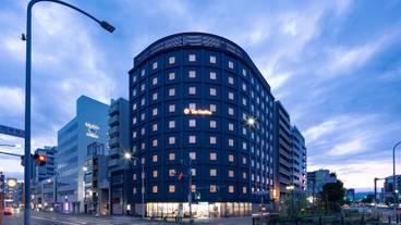 施設の正面 (日没後) / 1